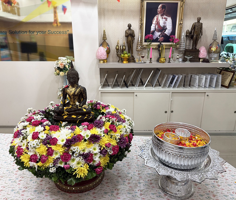 กิจกรรมสรงน้ำพระพุทธรูป ณ ห้อง 102   สืบสานเทศกาลประเพณีสงกรานต์ 2568