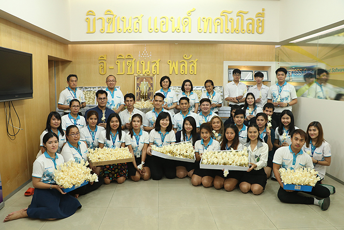 กิจกรรมประดิษฐ์ดอกไม้จันทน์ –ดอกดารารัตน์ จำนวน 4,000 ดอก ถวายแด่พระปรมินทรมหาภูมิพลอดุลยเดช