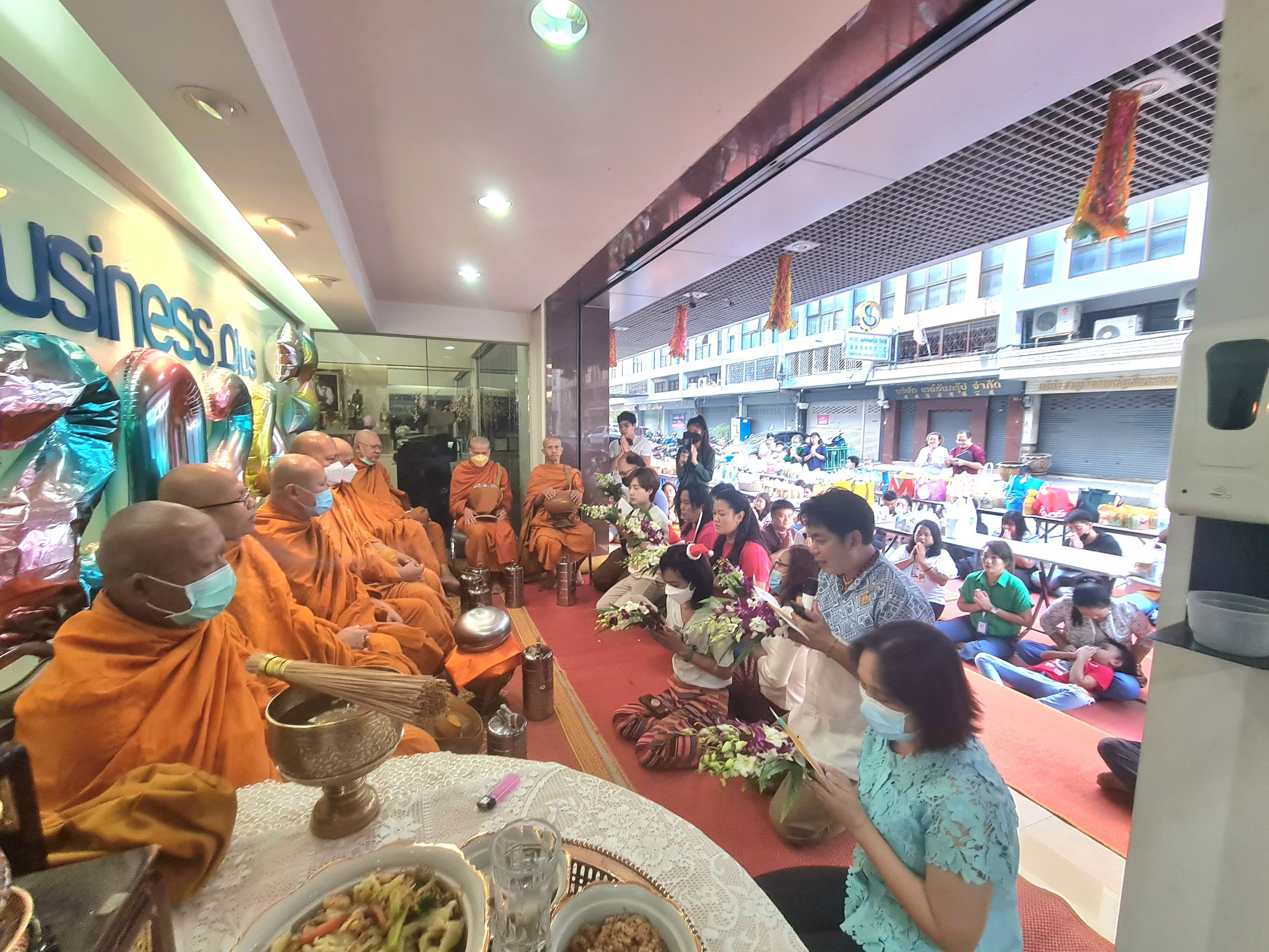 บริษัท อี-บิซิเนส พลัส จำกัด และ บริษัท บิซิเนส แอนด์ เทคโนโลยี่ จำกัด จัดกิจกรรมภายใน ทำบุญตักบาตร และกิจกรรมส่งท้ายปีเก่า ต้อนรับปีใหม่ ปี 2567